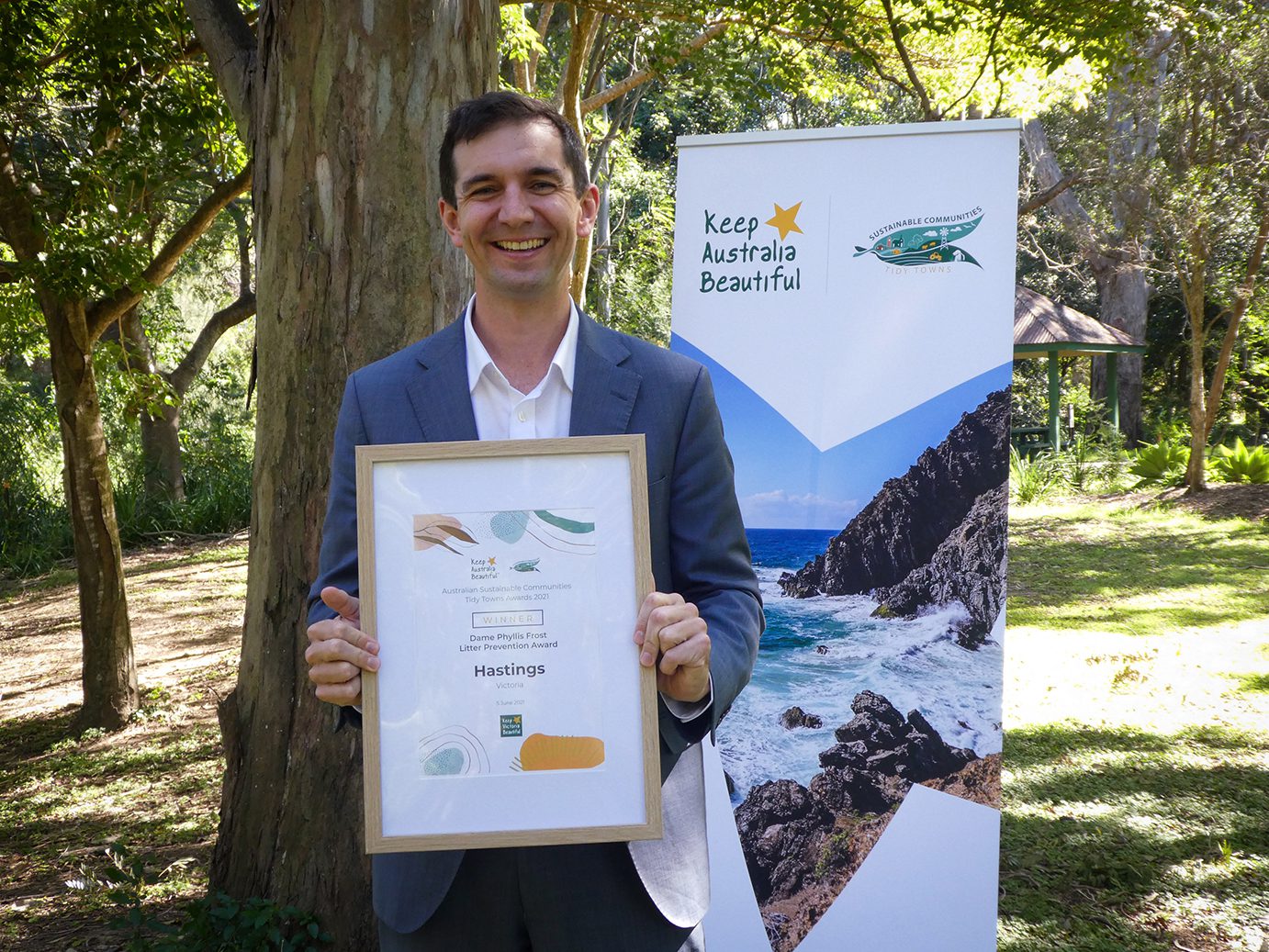 Hon Trevor Evans MP, Assistant Minister for Waste Reduction and Environmental Management with the 2021 Australian Sustainable Communities Tidy Towns Dame Phyllis Frost Litter Prevention Award presented to Hastings, Victoria