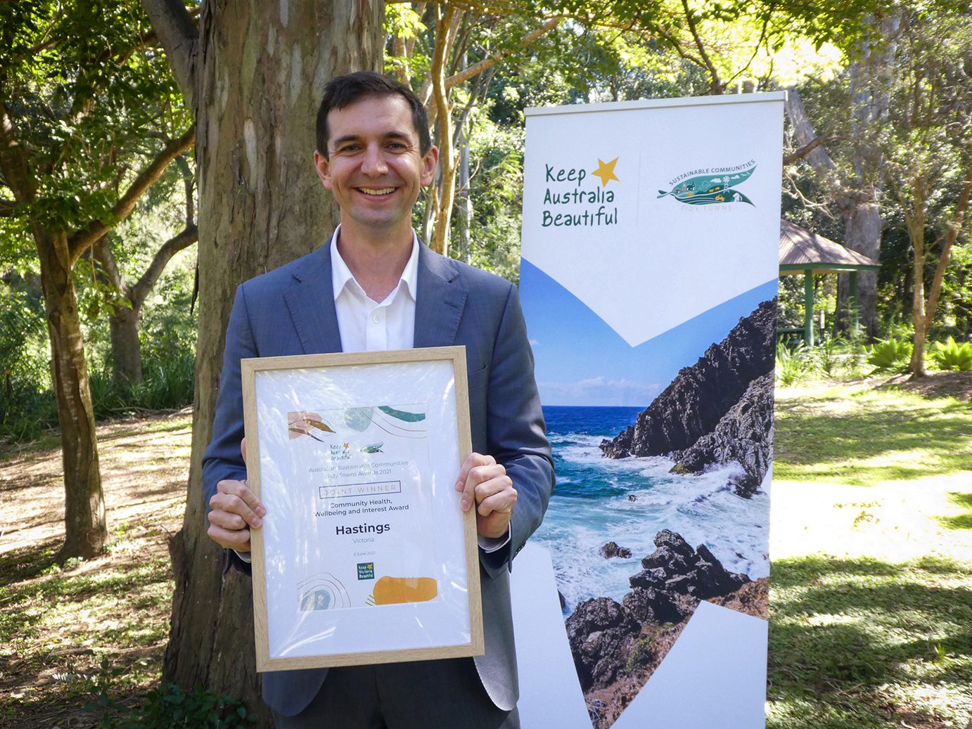 Dame Phyllis Frost Litter Prevention Award Hon Trevor Evans MP, Assistant Minister for Waste Reduction and Environmental Management with the 2021 Australian Sustainable Communities Tidy Towns Dame Phyllis Frost Litter Prevention Award presented to Hastings, Victoria